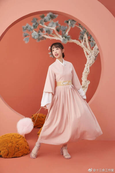 十三余小豆蔻儿
红楼幻梦
倚云