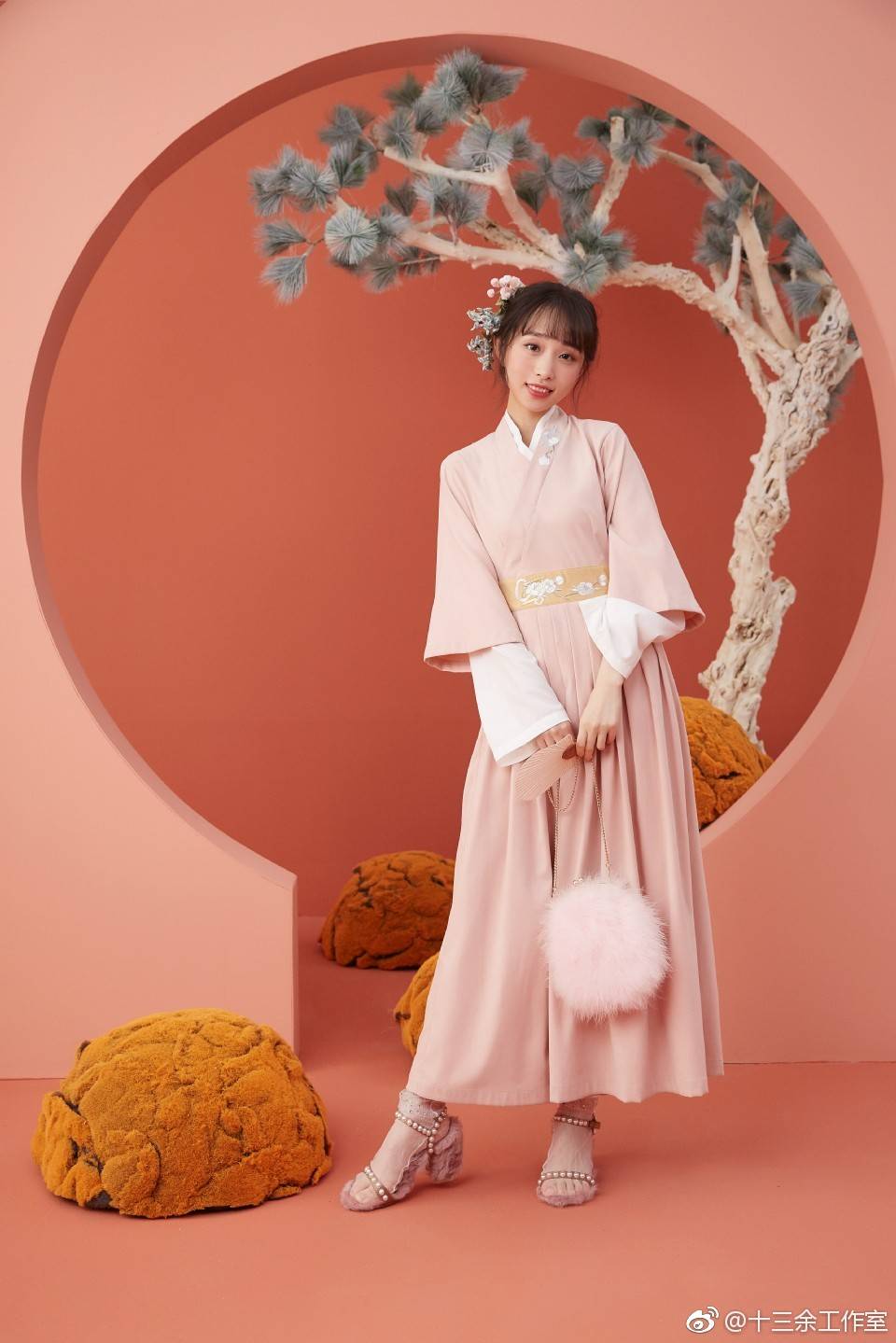 十三余小豆蔻儿
红楼幻梦
倚云