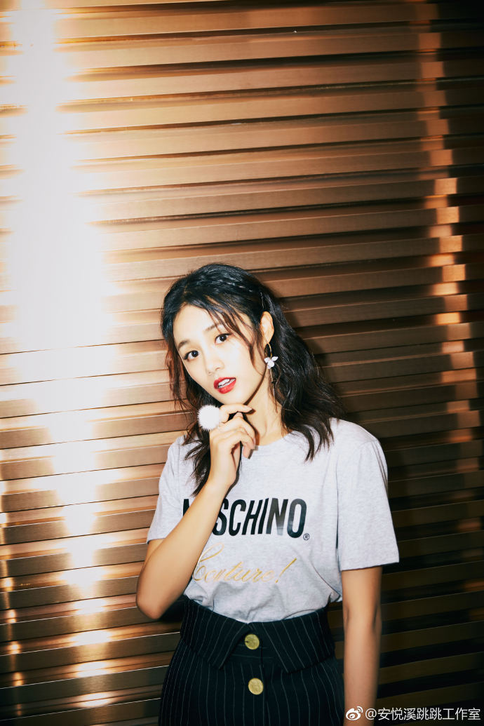 安悦溪 出席电视剧《许你浮生若梦》发布会