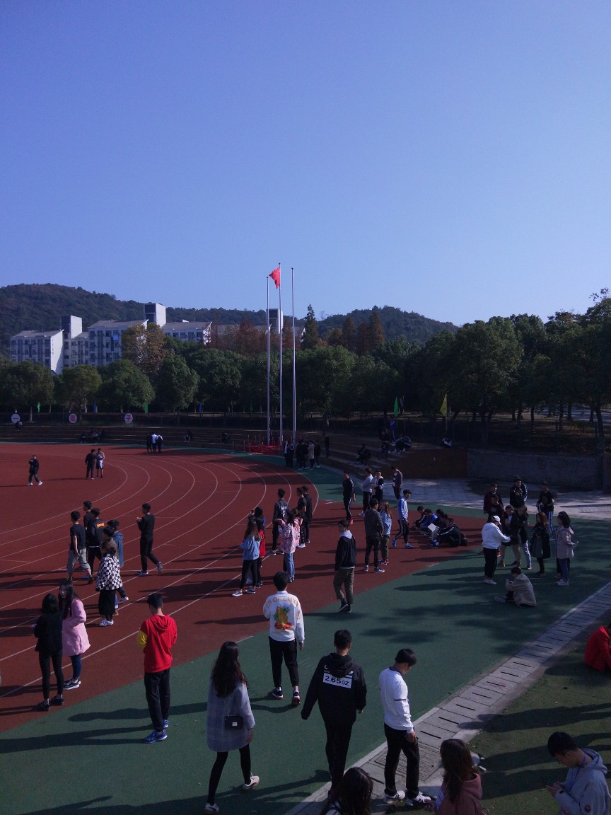 学校田径场的后山夜景