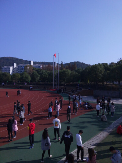 学校田径场的后山夜景