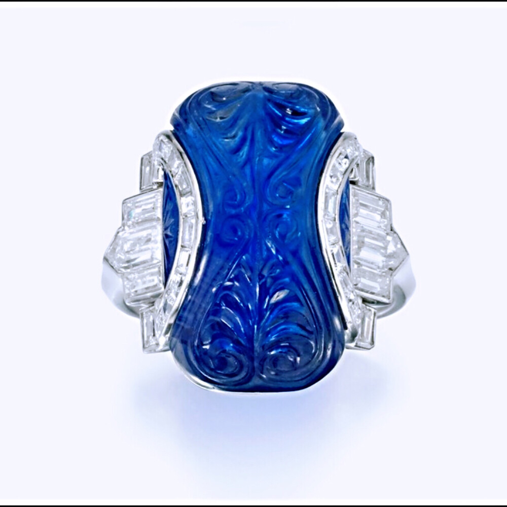 蓝宝石戒指，1925年
主石为一颗雕花蓝宝石，产自缅甸抹谷，在印度进行雕刻，主石周围点缀钻石，戒托由铂金制作