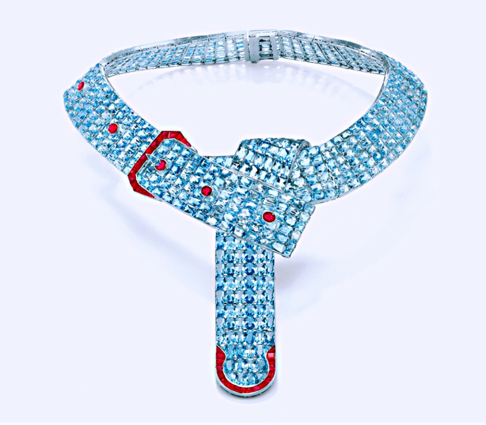 Belt 项链，by Paul Flato for Verdura，1935年
镶嵌566颗阶梯形切割海蓝宝石，39颗红宝石