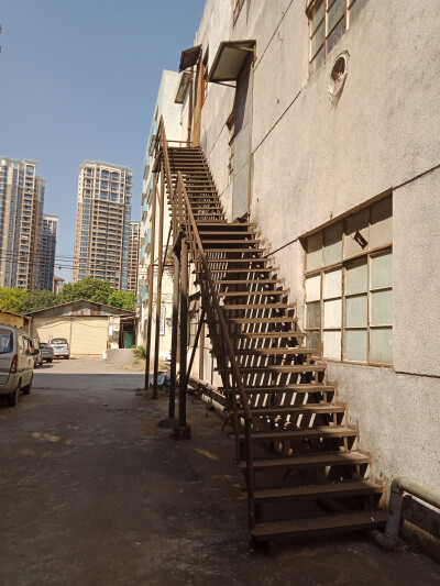 一个人流浪街头的日子，。