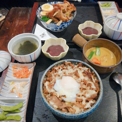 丼（jing第三声）魂
日本饭 挺大碗也挺贵，重点在……很腻……吃几口不想吃(๑◝ᴗ◜๑)