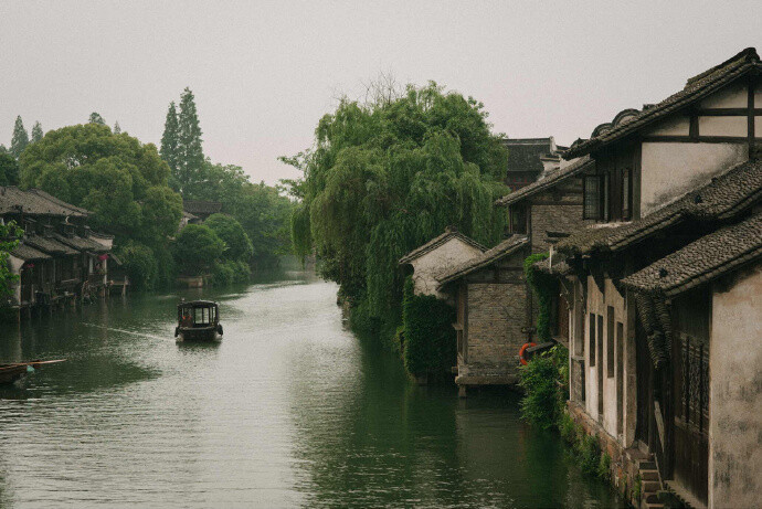 几度梦江南，小桥旧曾谙。白墙竹窈窕，黛瓦燕呢喃。红袖怡酒兴，碧水润琴弦。雨巷寻杏花，邂逅乌篷船 …