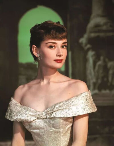 奥黛丽·赫本（Audrey Hepburn，1929年5月4日—1993年1月20日），出生于比利时布鲁塞尔，英国电影、舞台剧女演员