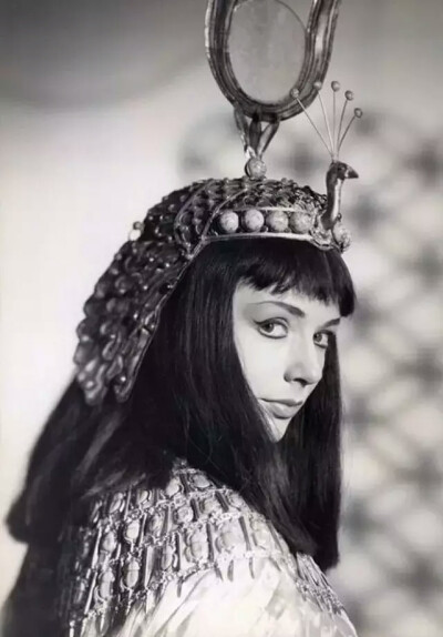 费雯·丽（Vivien Leigh，1913年11月5日—1967年7月7日），出生于英属印度西孟加拉邦大吉岭，原名薇薇安·玛丽·哈特利，英国电影和舞台剧演员。