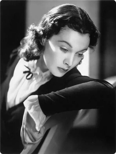 费雯·丽（Vivien Leigh，1913年11月5日—1967年7月7日），出生于英属印度西孟加拉邦大吉岭，原名薇薇安·玛丽·哈特利，英国电影和舞台剧演员。