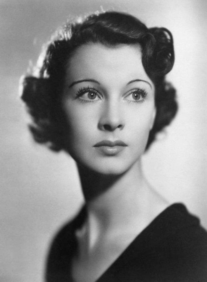 费雯·丽（Vivien Leigh，1913年11月5日—1967年7月7日），出生于英属印度西孟加拉邦大吉岭，原名薇薇安·玛丽·哈特利，英国电影和舞台剧演员。