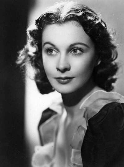 费雯·丽（Vivien Leigh，1913年11月5日—1967年7月7日），出生于英属印度西孟加拉邦大吉岭，原名薇薇安·玛丽·哈特利，英国电影和舞台剧演员。