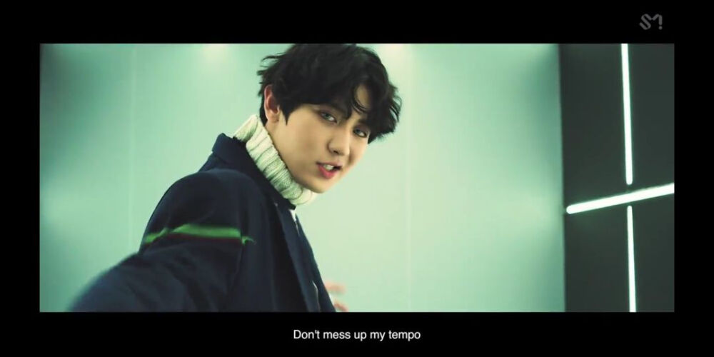 朴灿烈
啊啊啊啊啊我超喜欢MV里的这个瞬间，截图了好多次都没截到，爱丽好手速（啊啊啊啊啊这个邪笑，纸快拿纸……啊啊啊啊）