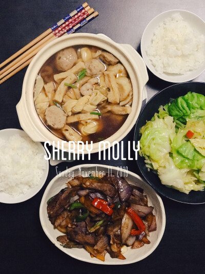 冬天有暖暖的小锅仔 有热汤喝真是太幸福了～
“家里要多备一些丸子呢”
“那我呢？”
“你得24小时备在家里 不然谁做饭呀”
今晚：什锦小煲 /爆炒猪心 /清炒卷心菜～
