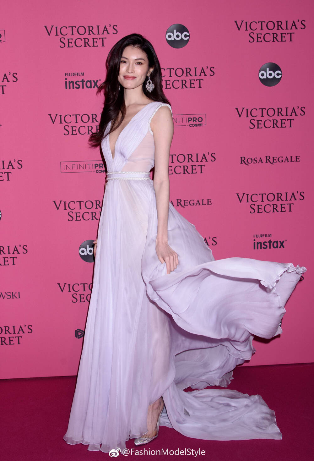 peaceceleb何穗look何穗维多利亚的秘密秀afterparty造型