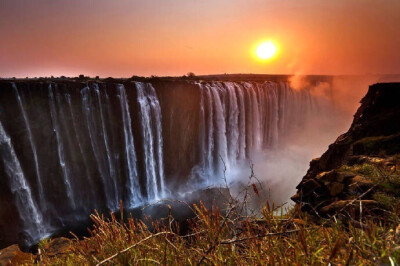 维多利亚瀑布(Victoria Falls)位于非洲南部赞比西河中游的巴托卡峡谷区，地跨赞比亚和津巴布韦两国，是世界最大的瀑布。 via：摄影师