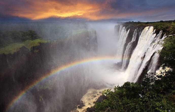 维多利亚瀑布(Victoria Falls)位于非洲南部赞比西河中游的巴托卡峡谷区，地跨赞比亚和津巴布韦两国，是世界最大的瀑布。 via：摄影师