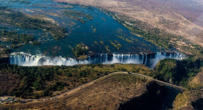 维多利亚瀑布(Victoria Falls)位于非洲南部赞比西河中游的巴托卡峡谷区，地跨赞比亚和津巴布韦两国，是世界最大的瀑布。 via：摄影师