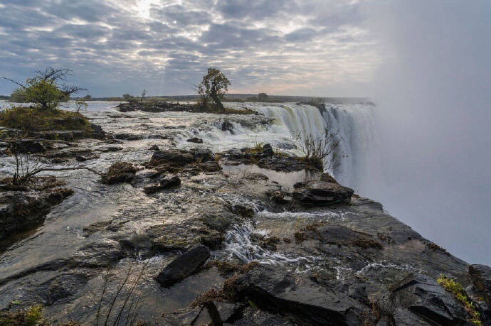 维多利亚瀑布(Victoria Falls)位于非洲南部赞比西河中游的巴托卡峡谷区，地跨赞比亚和津巴布韦两国，是世界最大的瀑布。 via：摄影师