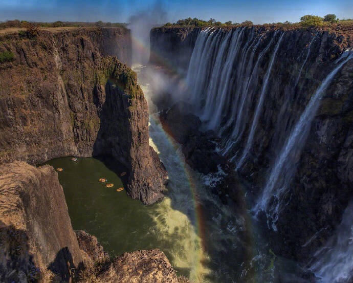 维多利亚瀑布(Victoria Falls)位于非洲南部赞比西河中游的巴托卡峡谷区，地跨赞比亚和津巴布韦两国，是世界最大的瀑布。 via：摄影师