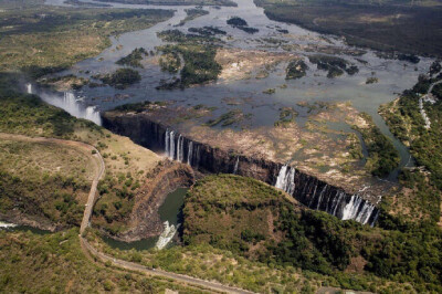 维多利亚瀑布(Victoria Falls)位于非洲南部赞比西河中游的巴托卡峡谷区，地跨赞比亚和津巴布韦两国，是世界最大的瀑布。 via：摄影师