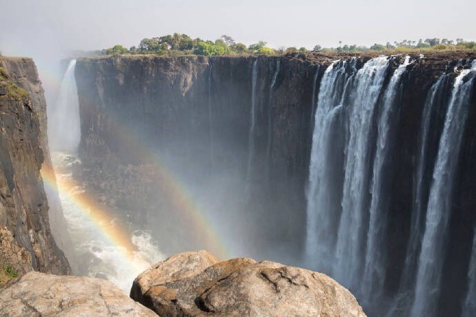 维多利亚瀑布(Victoria Falls)位于非洲南部赞比西河中游的巴托卡峡谷区，地跨赞比亚和津巴布韦两国，是世界最大的瀑布。 via：摄影师