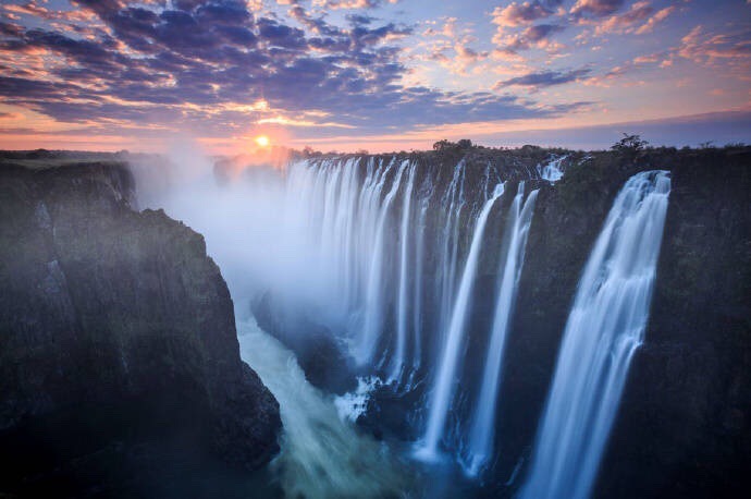 维多利亚瀑布(Victoria Falls)位于非洲南部赞比西河中游的巴托卡峡谷区，地跨赞比亚和津巴布韦两国，是世界最大的瀑布。 via：摄影师