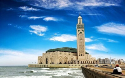 【丹吉尔】Tangier, Morocco。摩洛哥北部古城丹吉尔，位于直布罗陀海峡的丹吉尔湾口，丹吉尔是公元前6世纪由腓尼基人所建造，被称为丁吉斯，是世界上最古老的城市之一。这些小众的旅游城市也有它的魅力所在。