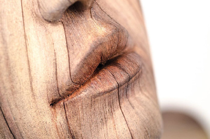 Christopher David White 试图用陶瓷雕塑说服你：你们统统都是木头！