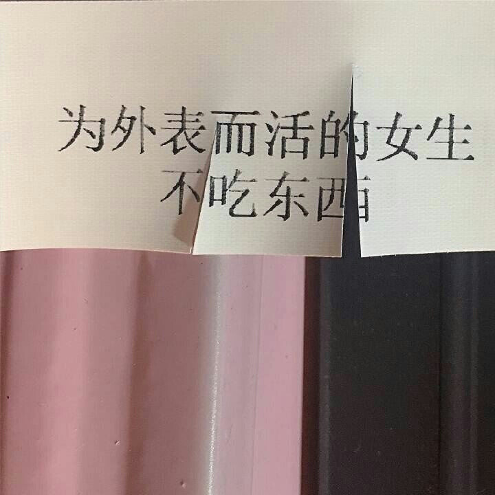 把他凌乱不堪的刘海撩起，他的眼睛里有我，可真漂亮，我把手顺着盖住他的眼睛，灯光照在身上，他在发光，随着我的动作他渐渐闭上眼睛，嘴唇看起来很娇艳 像是女孩子的刚刚吃过糖有一点残余的嘴，“宝贝，睡觉吧”正当他吞了口水的时候，我靠近了耳旁。“还不打算睡觉，做点其他的？”说话的雾气围绕在耳旁使空气变得暧昧“宝贝，你真好看”