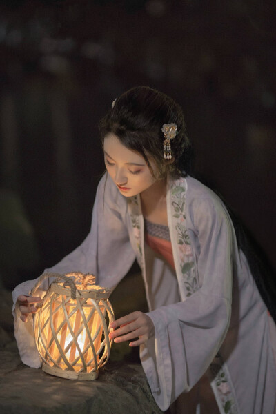 灭烛怜光满，披衣觉露滋。