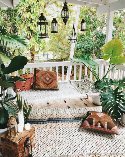 阳台是家居环境与外界接连的一个空间，但也可以是属于我们自己的“小花园”。置身当中，种类不同的植物与自己共同呼吸，共同沐浴阳光，那一刻是专属于我和你的小时光。