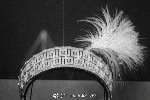 The Double Meander Tiara 这顶希腊式的钻石回纹tiara，原属于王室的密友格维利夫人，19世纪末期制作而成，出自哪家珠宝商暂时不明，所用材质包括了钻石、白金和银。这顶整体给人的感觉仍然是满满当当城墙似的一大堆，单看挺好但实际佩戴效果感觉确实比较一般。