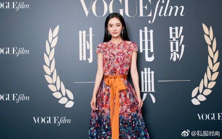 #杨幂# 出席VogueFilm盛典，身着ReemAcra亮片花朵长裙，搭配Stuart Weitzman鞋子，优雅明艳～ ​