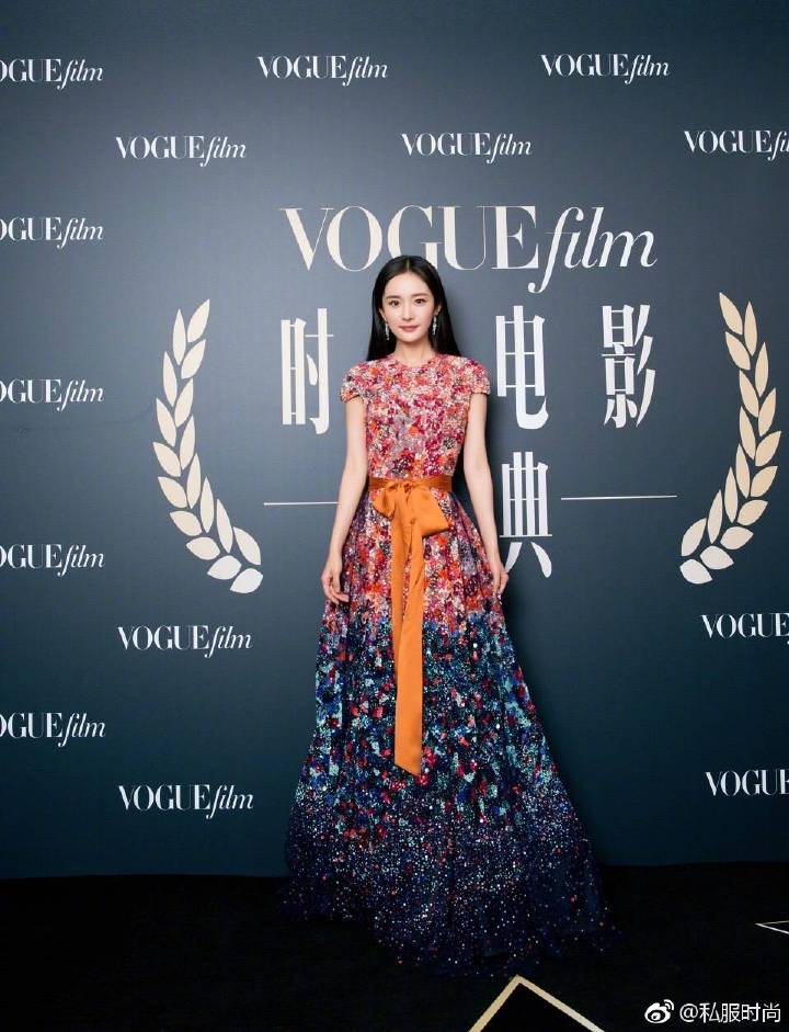 #杨幂# 出席VogueFilm盛典，身着ReemAcra亮片花朵长裙，搭配Stuart Weitzman鞋子，优雅明艳～ ​