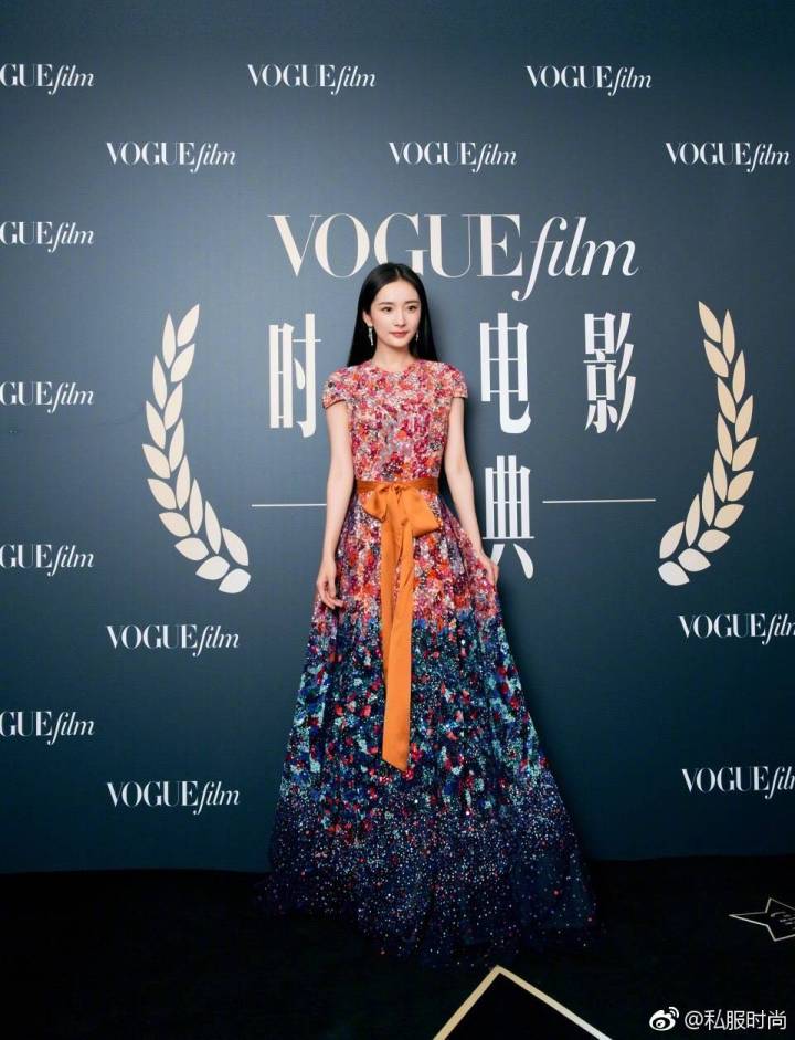 #杨幂# 出席VogueFilm盛典，身着ReemAcra亮片花朵长裙，搭配Stuart Weitzman鞋子，优雅明艳～ ​