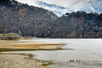 一眼千年，千年一眼，西藏的圣湖，冰湖，盐湖，恒古以来就一直静谧，安宁，湖边不知道能不能吃烧烤？一秒破功