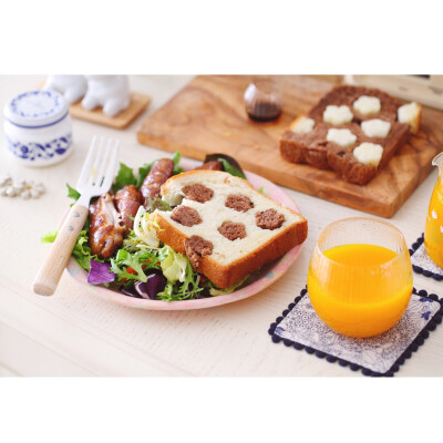 抵御雾霾，多补充水份
做了南瓜浓汤，不加糖和盐还原南瓜的本味，一丝丝甘甜，喝着喉咙特别舒服，方子宝宝们看图9。
昨晚腌了一盒鸡翅，早上直接烤，真是太方便啦。
冰箱的库存面包片（微咸吐司+巧克力吐司）加一些…