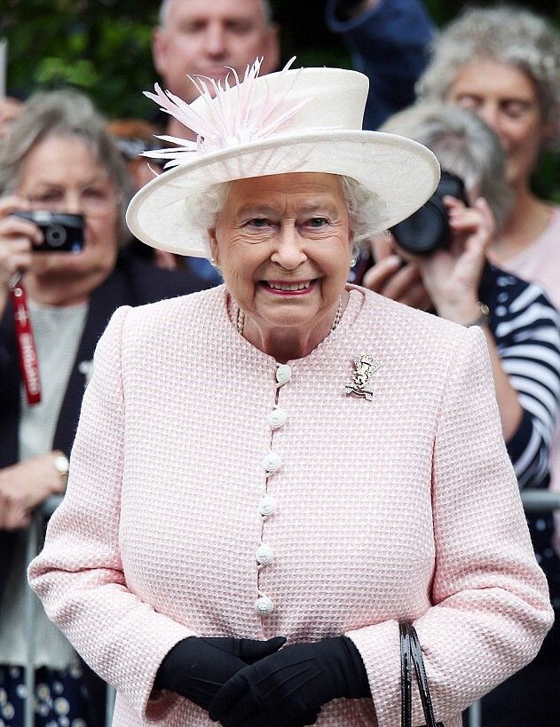 女王在巴尔莫勒尔检阅苏格兰皇家军团