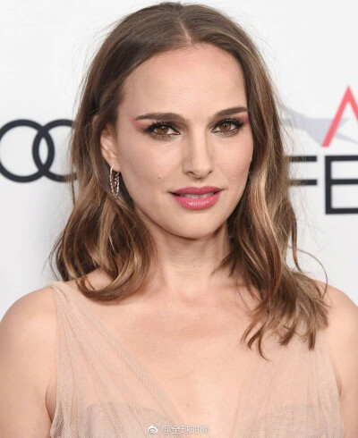 时尚明星NataliePortman 身着Dior高定系列出席2018 AFI FEST，茶粉色的女神有点美！[米奇比心][米奇比心]