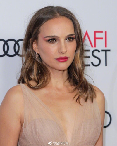 时尚明星NataliePortman 身着Dior高定系列出席2018 AFI FEST，茶粉色的女神有点美！[米奇比心][米奇比心]