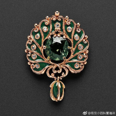 Marcus＆Co（1892-1962）创始人为德国移民，1850年从德国来到美国后为Tiffany工作，他代表Tiffany参加了1878年巴黎世界博览会，后来1884年他离开了Tiffany，开创了自己的品牌，制作了大量新艺术风格的珠宝，也曾在La…