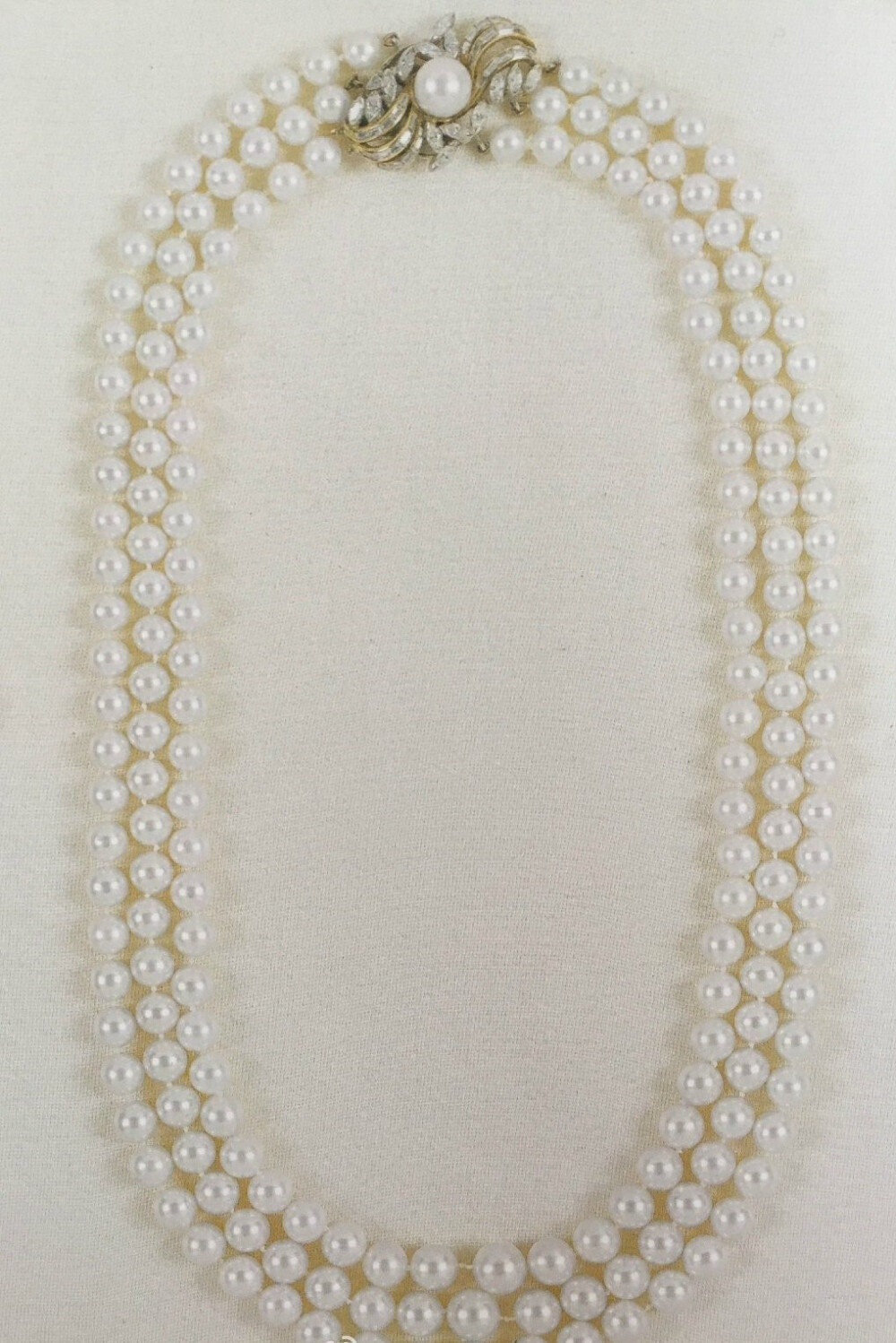 The Long Three Strand Pearl Necklace 女王的这条长款三串珍珠项链