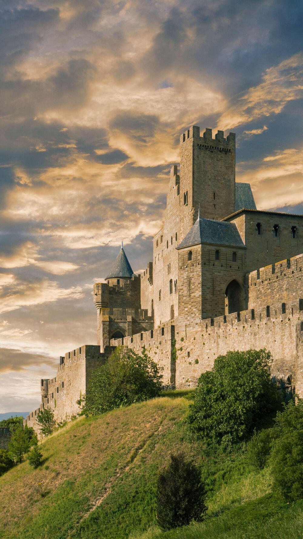 一座典型的中世纪欧洲城堡,屋身呈圆柱形,屋顶呈圆锥形,特别引人注目