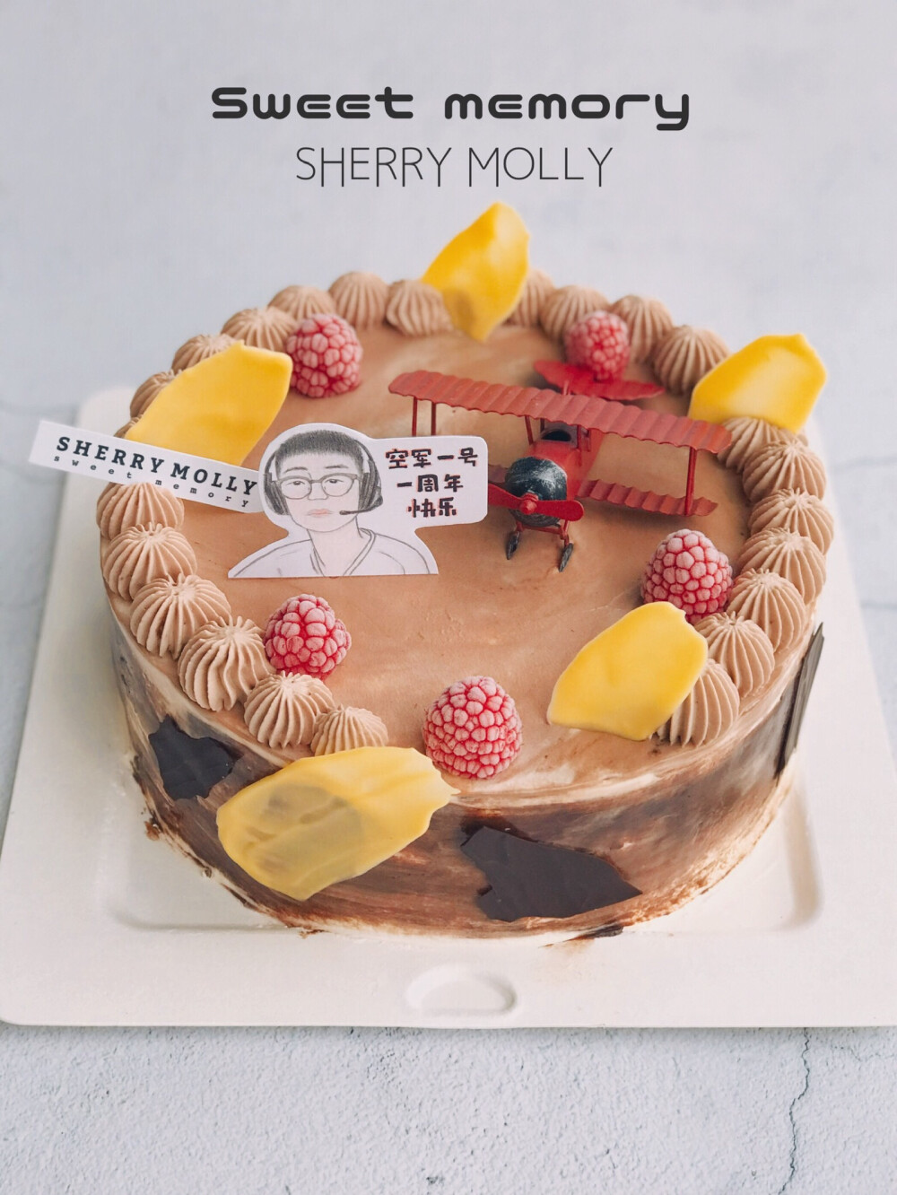 #SHERRY Molly家の下午茶#—『巧克力cake』给男生订的cake～巧克力口味跟男生还蛮配哒 甘那许抹面 加了黄色巧克力片装饰 寓意“再黑都有光”☝配合小插牌上的内容 装饰了一个飞机哟