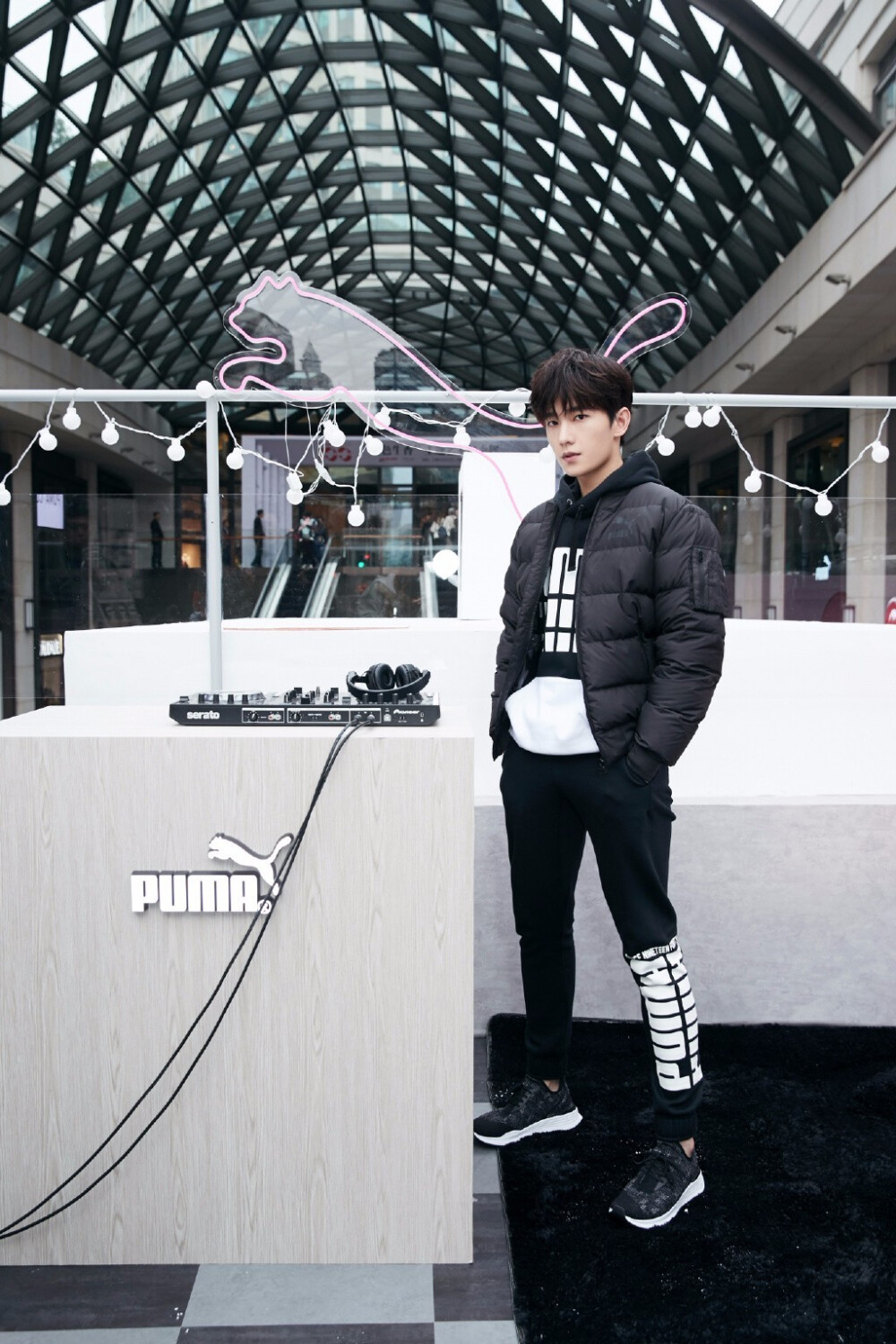 20181114
#杨洋[超话]##杨洋叶修##杨洋代言PUMA#
“可爱对我来说，抽象一点是这个世界，具体一点是你。”[心]@杨洋 ​​​