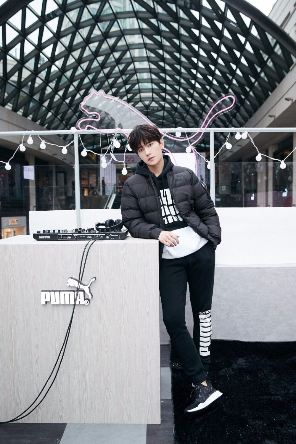 20181114
#杨洋[超话]##杨洋叶修##杨洋代言PUMA#
“可爱对我来说，抽象一点是这个世界，具体一点是你。”[心]@杨洋 ​​​