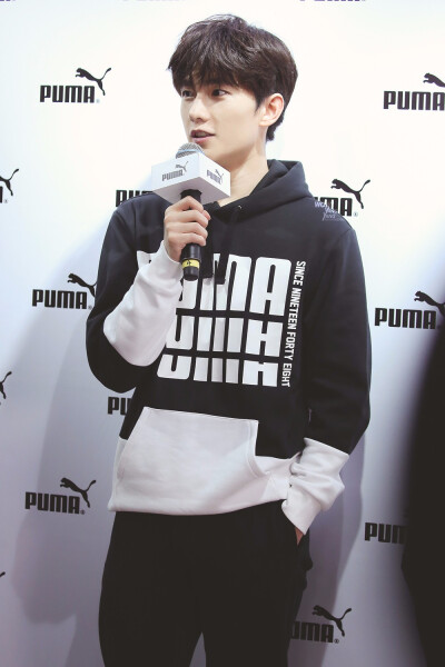 20181114
#杨洋[超话]##杨洋叶修##杨洋代言PUMA#
“可爱对我来说，抽象一点是这个世界，具体一点是你。”[心]@杨洋 ​​​