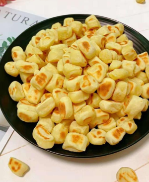  奶香小馒头
食材:
面粉150g、鸡蛋1个、酵母1g、纯牛奶适量、白糖20g
1.将酵母倒入少许牛奶中搅拌均匀后静止几分钟
2.面粉里打入鸡蛋，加入白糖，再倒入加了酵母的牛奶搅拌
3.再一边加入牛奶一边搅拌成絮状，牛奶慢慢加，以免过多哦
4.然后揉成光滑柔软的面团，盖上保鲜膜醒发30分钟
5醒发后的面团进行排气后用擀面杖擀成厚片
6再切成条状， 稍微搓一下后再切成小方块面丁 (可适当撒.上少许面粉防粘，但不宜过多哦)
7接着平底锅加热，放入面丁煎至外表焦黄即可

