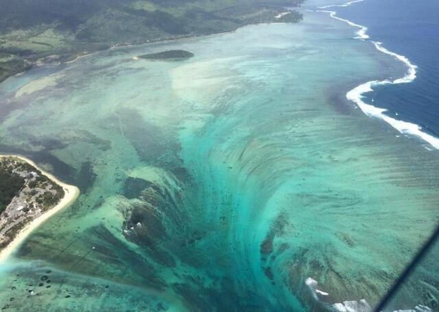 “海底瀑布”，位于非洲岛国毛里求斯的西南端，真是大自然的鬼斧神工~