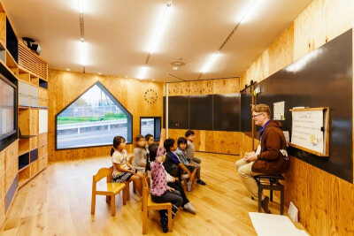 位于日本横滨的幼儿园学前班 MK-S Nursery ，该建筑由一座房龄为40年的两层旧住宅改造而成，建筑包含四个课室及辅助空间，设计理念为「SATELLITE」（卫星），即幼儿园的学前班 | e-ensha.com/mk-s-nursery-en